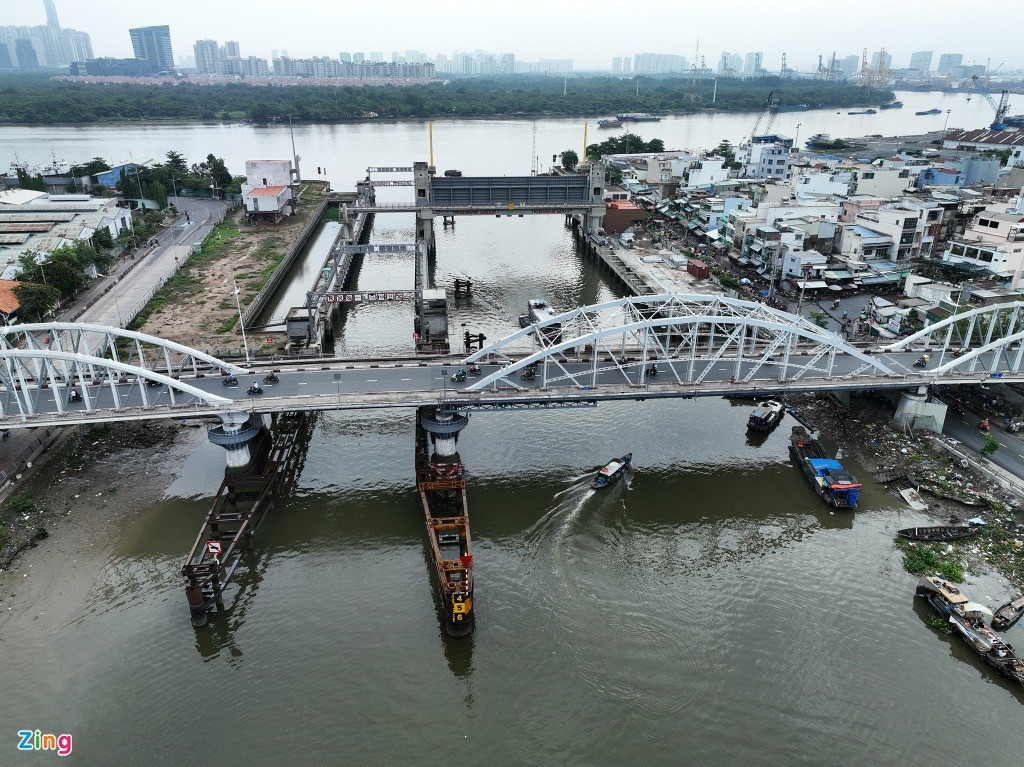 Cống Tân Thuận (quận 7) được lắp đặt tại khu vực kênh Tẻ, giao với sông Sài Gòn. Công trình này nằm bất động trong nhiều năm dù đạt 93% khối lượng thi công. Hiện trạng cống đã xây dựng cơ bản hoàn thiện âu thuyền, cửa van, hệ thống máy bơm công suất lớn...