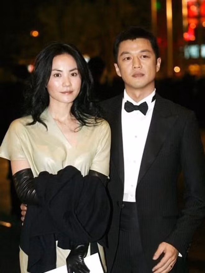 Tạ Đình Phong từng kết hôn với Trương Bá Chi, còn Vương Phi có cuộc hôn nhân 9 năm với Lý Á Bằng. Ảnh: SCMP. Tạ Đình Phong từng kết hôn với Trương Bá Chi, còn Vương Phi có cuộc hôn nhân 9 năm với Lý Á Bằng. Ảnh: SCMP.