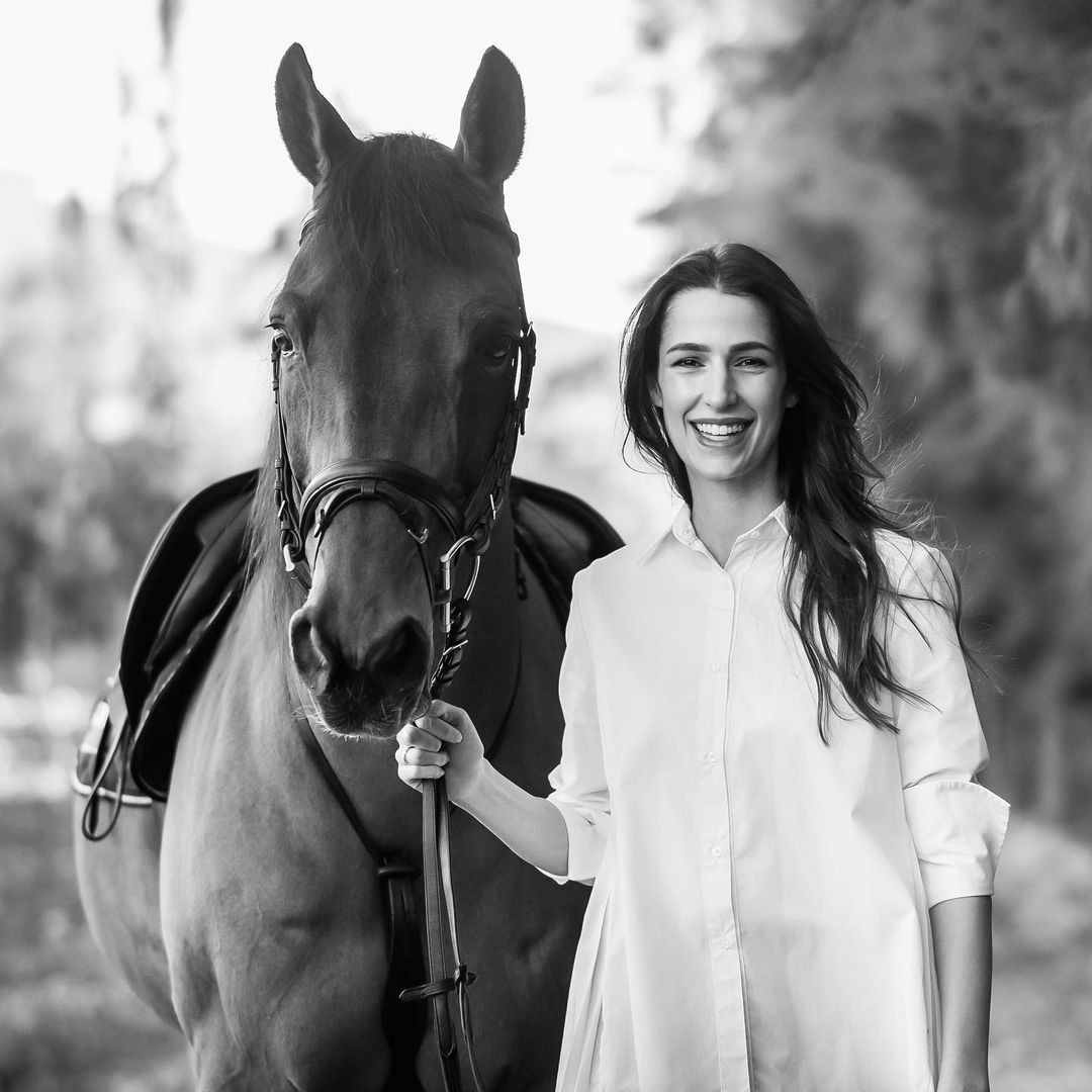 Ngoài tiếng mẹ đẻ, người đẹp 9X thông thạo tiếng Anh và tiếng Pháp. Theo Al Arabiya, Rajwa thích cưỡi ngựa, vẽ, thiết kế và truyền thông kỹ thuật số. Ngoài tiếng mẹ đẻ, người đẹp 9X thông thạo tiếng Anh và tiếng Pháp. Theo Al Arabiya, Rajwa thích cưỡi ngựa, vẽ, thiết kế và truyền thông kỹ thuật số.