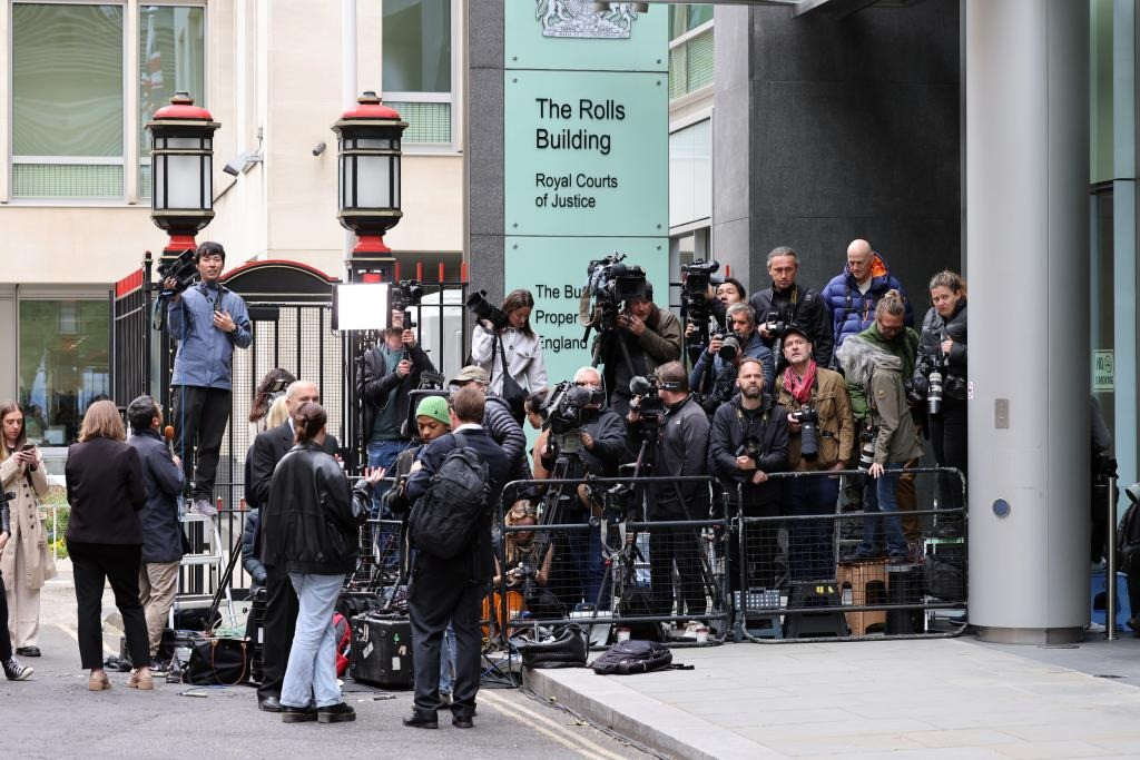 Phóng viên tập trung đông đúc bên ngoài trụ sở tòa án chờ đợi phiên xét xử. Ảnh: Getty Images. Phóng viên tập trung đông đúc bên ngoài trụ sở tòa án chờ đợi phiên xét xử. Ảnh: Getty Images.