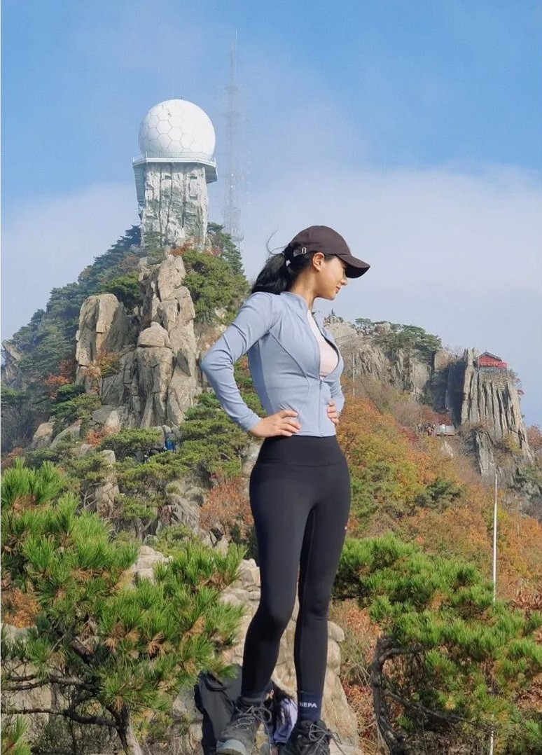 Không có nhiều thông tin về Kim Hye Ri trên mạng xã hội. Cô cũng ít chia sẻ hình ảnh đời thường. Tuy nhiên, qua những bức ảnh hiếm hoi có thể biết được người đẹp thích các hoạt động ngoài trời như leo núi, chạy bộ và đạp xe.