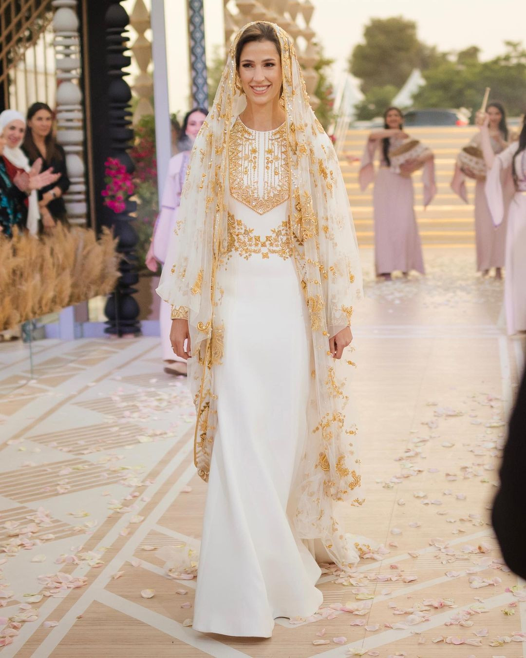 Rajwa al-Saif sinh ngày 28/4/1994 tại Riyadh, Ả Rập Saudi. Cô là con gái út của tỷ phú Khalid bin Musaed bin Saif bin Abdulaziz Alseif và vợ Azza. Trước cô là hai anh trai Faisal và Nayef cùng chị gái Dana. Ông Khalid sở hữu El Seif Engineering Contracting, một trong những công ty xây dựng hàng đầu của Ả Rập Saudi. Mẹ cô thuộc gia đình Al Sudairi, cùng họ với Quốc vương Salman của Ả Rập Saudi. Rajwa al-Saif sinh ngày 28/4/1994 tại Riyadh, Ả Rập Saudi. Cô là con gái út của tỷ phú Khalid bin Musaed bin Saif bin Abdulaziz Alseif và vợ Azza. Trước cô là hai anh trai Faisal và Nayef cùng chị gái Dana. Ông Khalid sở hữu El Seif Engineering Contracting, một trong những công ty xây dựng hàng đầu của Ả Rập Saudi. Mẹ cô thuộc gia đình Al Sudairi, cùng họ với Quốc vương Salman của Ả Rập Saudi.