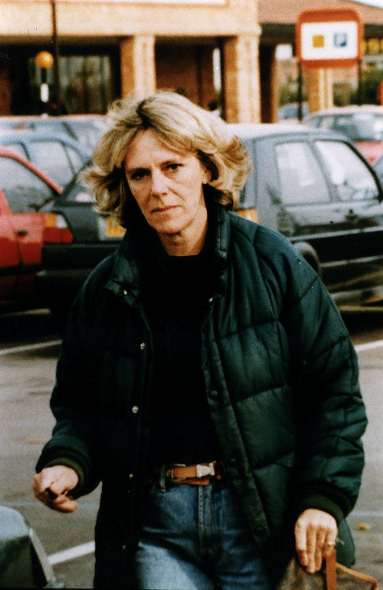 Bà cũng yêu thích phong cách bình dân đặc trưng của thập niên 1990: áo khoác phao màu đen và quần jean xanh cạp cao. Ảnh: Alamy. Bà cũng yêu thích phong cách bình dân đặc trưng của thập niên 1990: áo khoác phao màu đen và quần jean xanh cạp cao. Ảnh: Alamy.