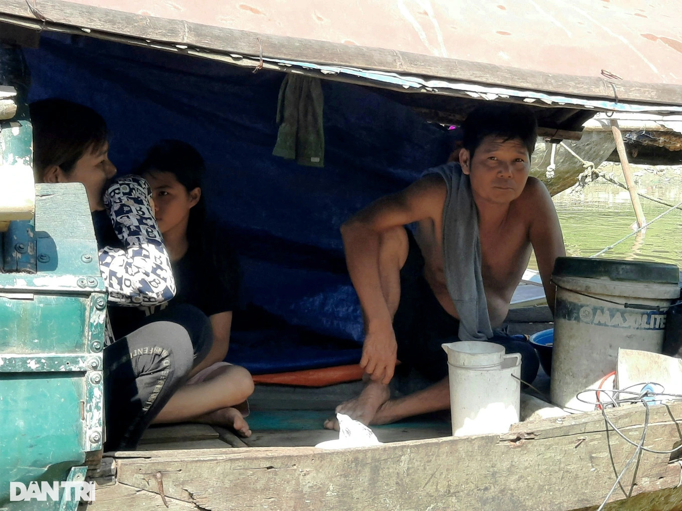 Thuyền mái tôn khoảng 15m2 là nơi sinh hoạt của 5 nhân khẩu. Anh Tuyết phải cởi trần giữa nền nhiệt nóng có lúc lên đến 40 độ C (Ảnh: Hạnh Linh).