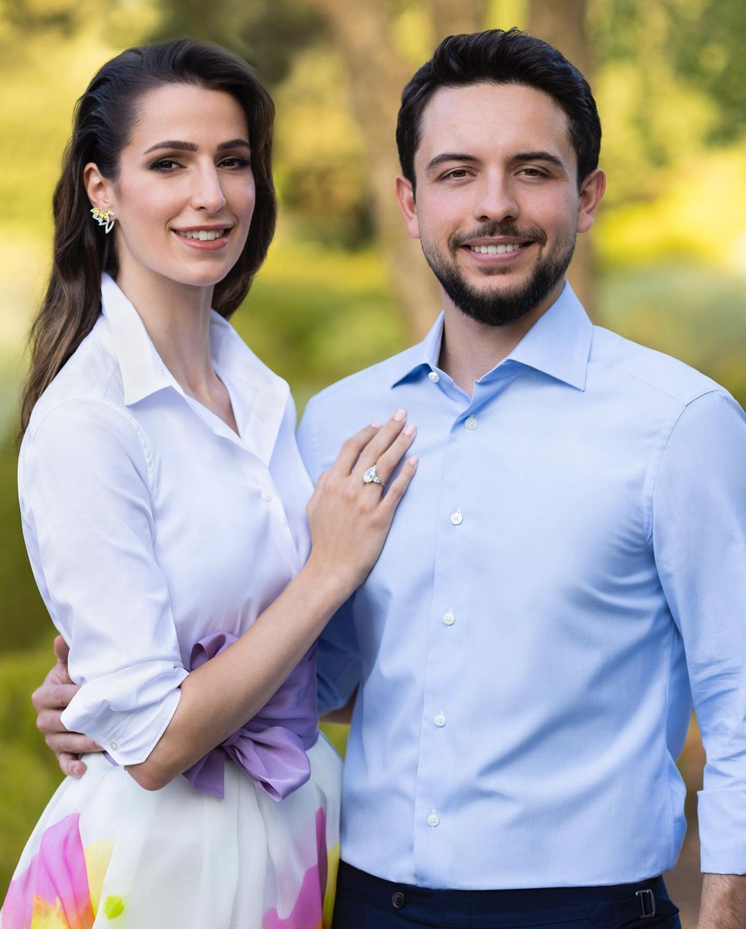 Thái tử Hussein tuyên bố đính hôn với Rajwa vào tháng 8/2022. Người thừa kế ngai vàng đã cầu hôn bạn gái cùng tuổi bằng nhẫn kim cương hình quả lê tại nhà riêng của cô ở Riyadh. Vào thời điểm đó, Hussein xác nhận rằng cả gia đình anh và Rajwa đều có mặt để chứng kiến khoảnh khắc đặc biệt. Thái tử Hussein tuyên bố đính hôn với Rajwa vào tháng 8/2022. Người thừa kế ngai vàng đã cầu hôn bạn gái cùng tuổi bằng nhẫn kim cương hình quả lê tại nhà riêng của cô ở Riyadh. Vào thời điểm đó, Hussein xác nhận rằng cả gia đình anh và Rajwa đều có mặt để chứng kiến khoảnh khắc đặc biệt.