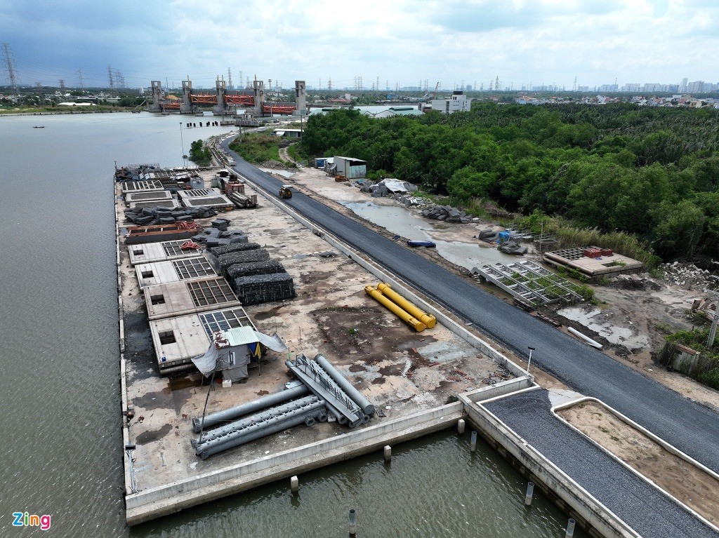 Khu vực tập kết vật tư, thiết bị phục vụ thi công công trình vắng bóng công nhân. Ngoài cống Mương Chuối, dự án chống ngập 10.000 tỷ đồng tại TP.HCM còn có 5 cống khác gồm: Cống Bến Nghé, cống Phú Xuân, cống Cây Khô, cống Phú Định, cống Tân Thuận và một đoạn đê kè - cầu kinh Bà Bướm. Các hạng mục này đã ngừng thi công từ tháng 8/2020 cho đến nay dù đã hoàn thành 85-97% tiến độ.