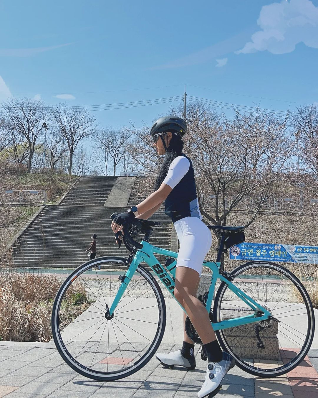 Không có nhiều thông tin về Kim Hye Ri trên mạng xã hội. Cô cũng ít chia sẻ hình ảnh đời thường. Tuy nhiên, qua những bức ảnh hiếm hoi có thể biết được người đẹp thích các hoạt động ngoài trời như leo núi, chạy bộ và đạp xe.