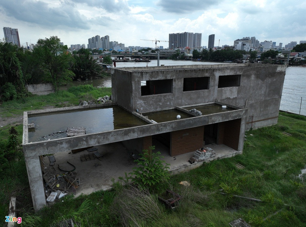 Nhà làm việc cống Phú Xuân hoang hóa, đọng nước sau nhiều năm không được thi công.