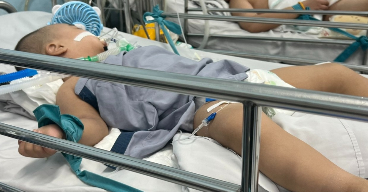 Một bệnh nhi tay chân miệng tại Bệnh viện Nhi đồng 1 TP.HCM. Ảnh: GL. Một bệnh nhi tay chân miệng tại Bệnh viện Nhi đồng 1 TP.HCM. Ảnh: GL.