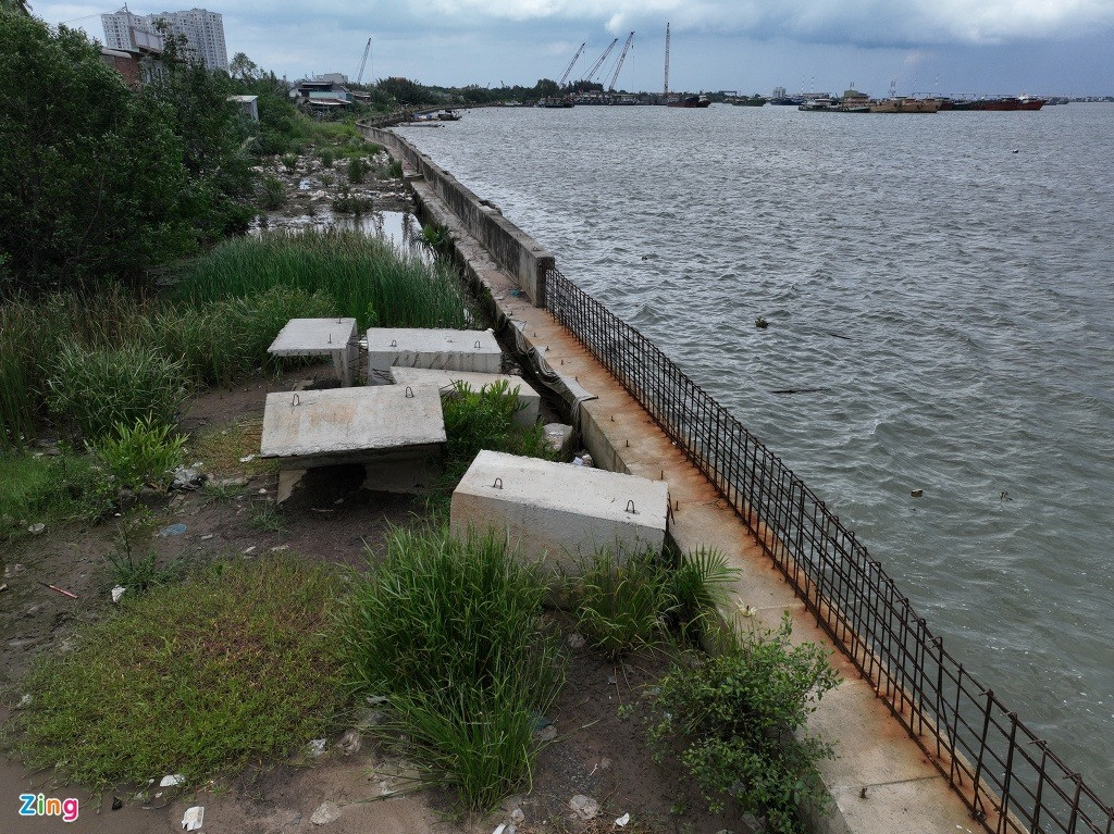 Hiện trạng công trình đê kè thuộc dự án chống ngập 10.000 tỷ đồng, đạt khoảng 85% tiến độ.