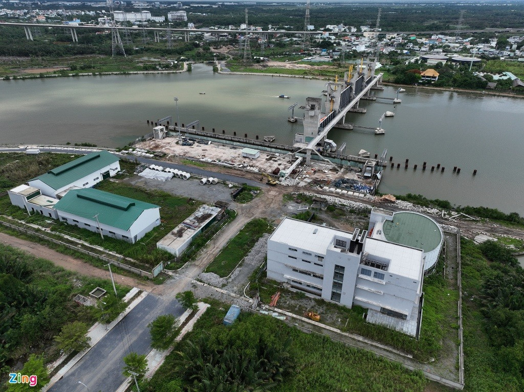 Tuy nhiên khoảng 2 tháng nay, công trường cống Mương Chuối không có công nhân làm việc.