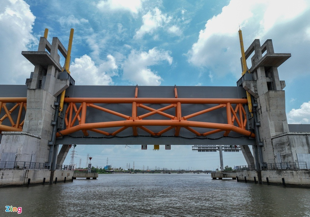 Cống Mương Chuối (huyện Nhà Bè) dài hơn 200 m đạt trên 96% khối lượng thi công. Bốn cửa van ngăn triều của cống đã hoàn thành việc lắp đặt. Theo ghi nhận trong tháng 3/2023, tại đây có một vài nhóm công nhân thực hiện lắp cống, gia cố kè.