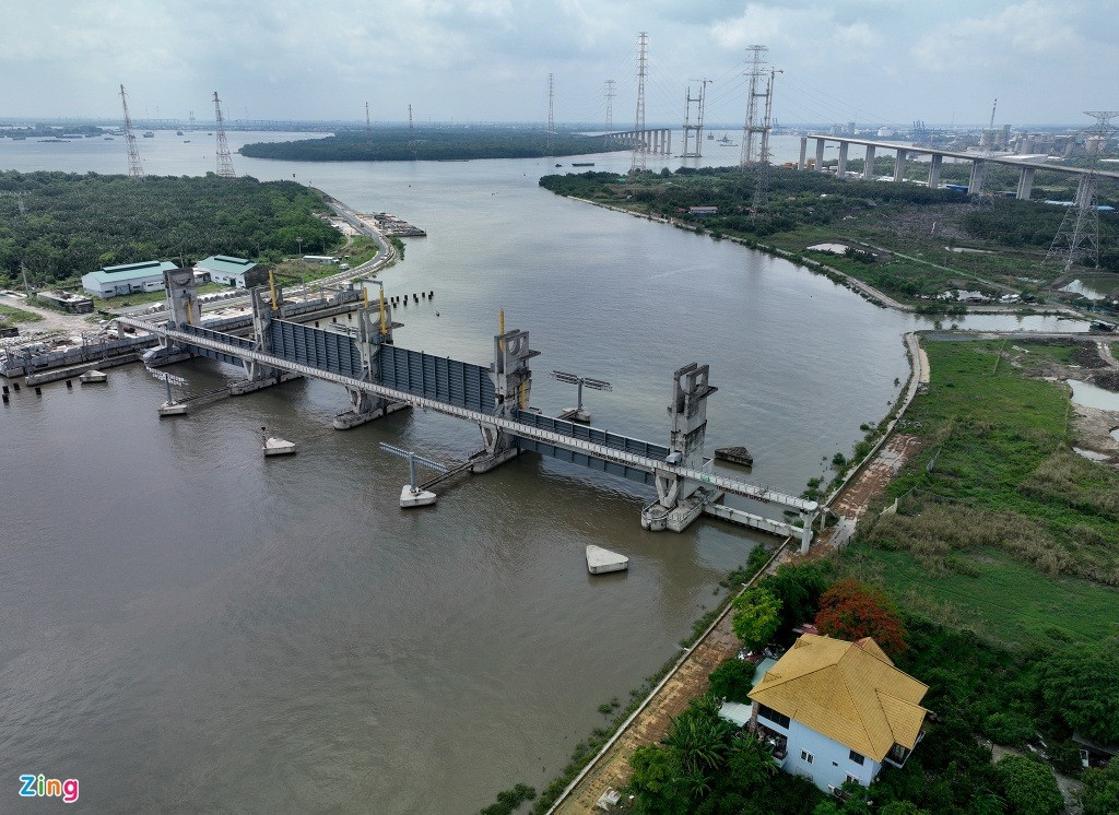 Cống Mương Chuối là hạng mục được Công ty Cổ phần Đầu tư xây dựng Trung Nam (đơn vị đầu tư) tái thi công kể từ khi dự án chống ngập 10.000 tỷ đồng tại TP.HCM ngừng thi công từ tháng 8/2020.