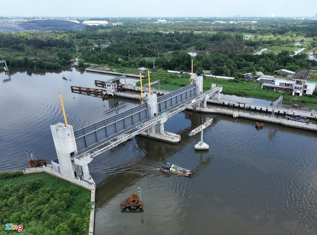 Cống Cây Khô đã ngừng thi công trong nhiều năm khi đạt khoảng 85% tiến độ. Đây là cống có vị trí xa trung tâm TP.HCM nhất, thuộc khu vực huyện Bình Chánh - Nhà Bè. Cống ngăn triều từ sông Soài Rạp và sông Cần Giuộc đổ vào trung tâm thành phố.