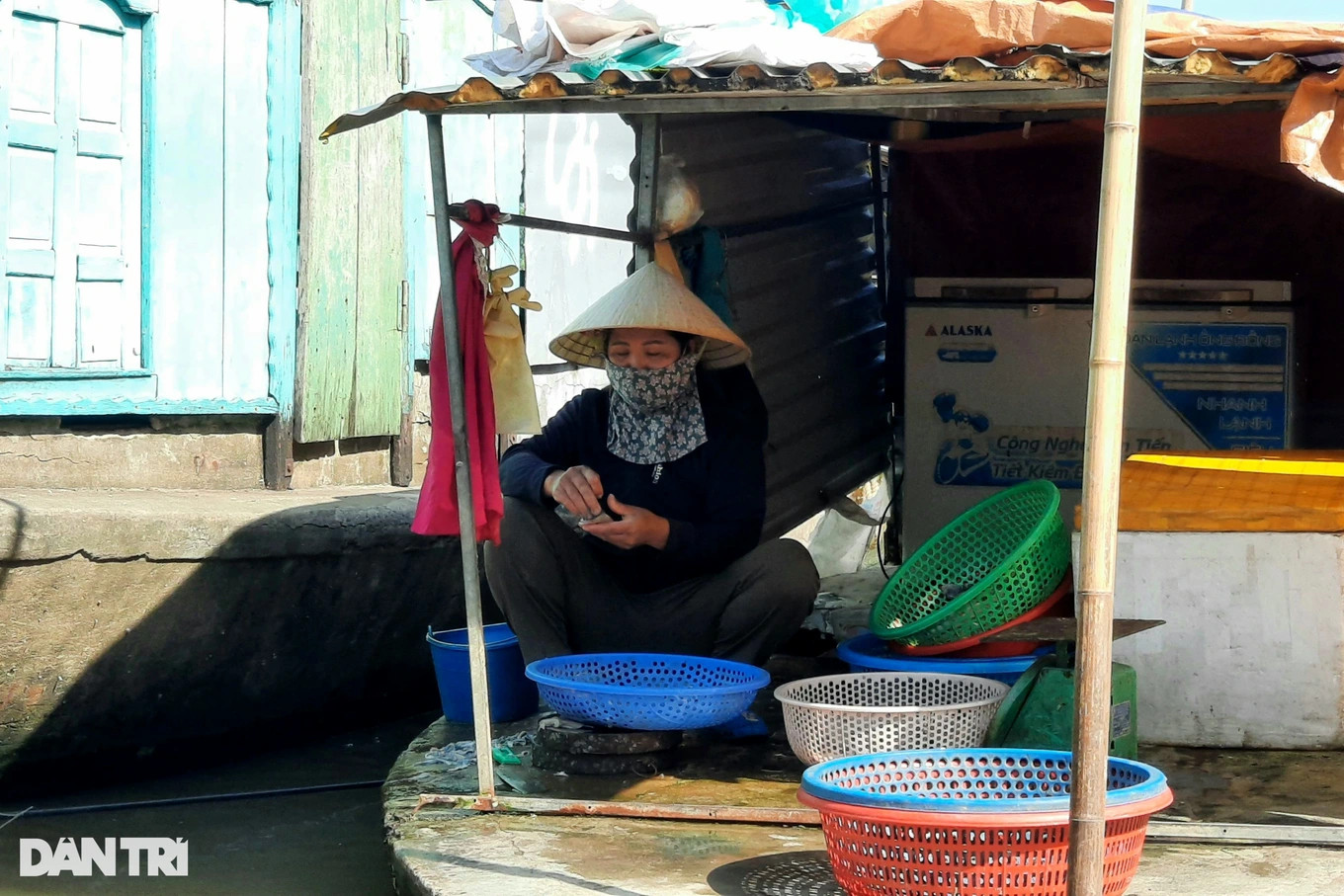 Người dân làng chài chỉ dám sử dụng nước sạch khi nấu nướng, rửa thực phẩm (Ảnh Hạnh Linh).