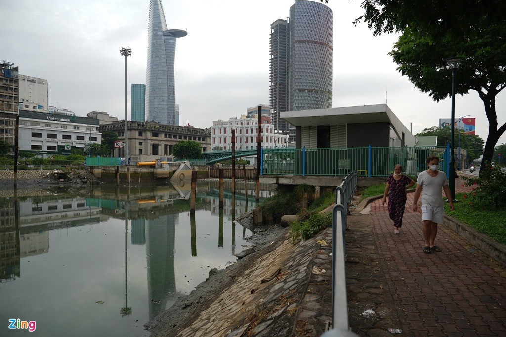 Hiện, các tiểu hạng mục của cống Bến Nghé như phòng điều hành, trạm bơm... chưa được thi công hoàn thiện.