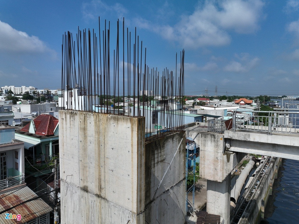 Nhiều kết cấu sắt thép, trụ bêtông tại cống Phú Định hoen gỉ, thấm nước sau nhiều năm nằm &quot;bất động&quot;.