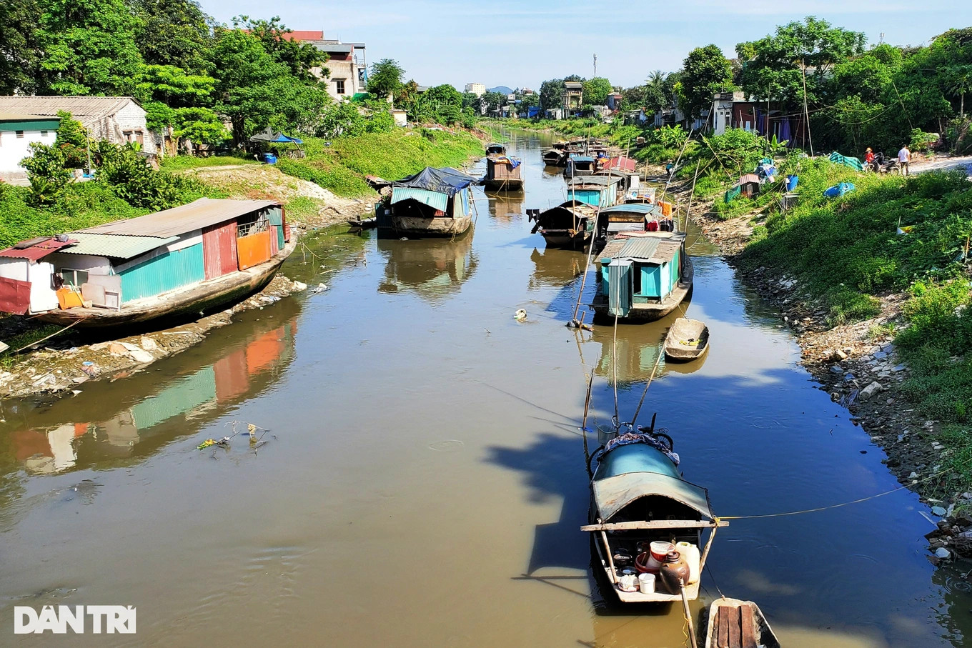 Gần 20 chiếc thuyền đang neo đậu tại phường Nam Ngạn, thành phố Thanh Hóa (Ảnh: Hạnh Linh).