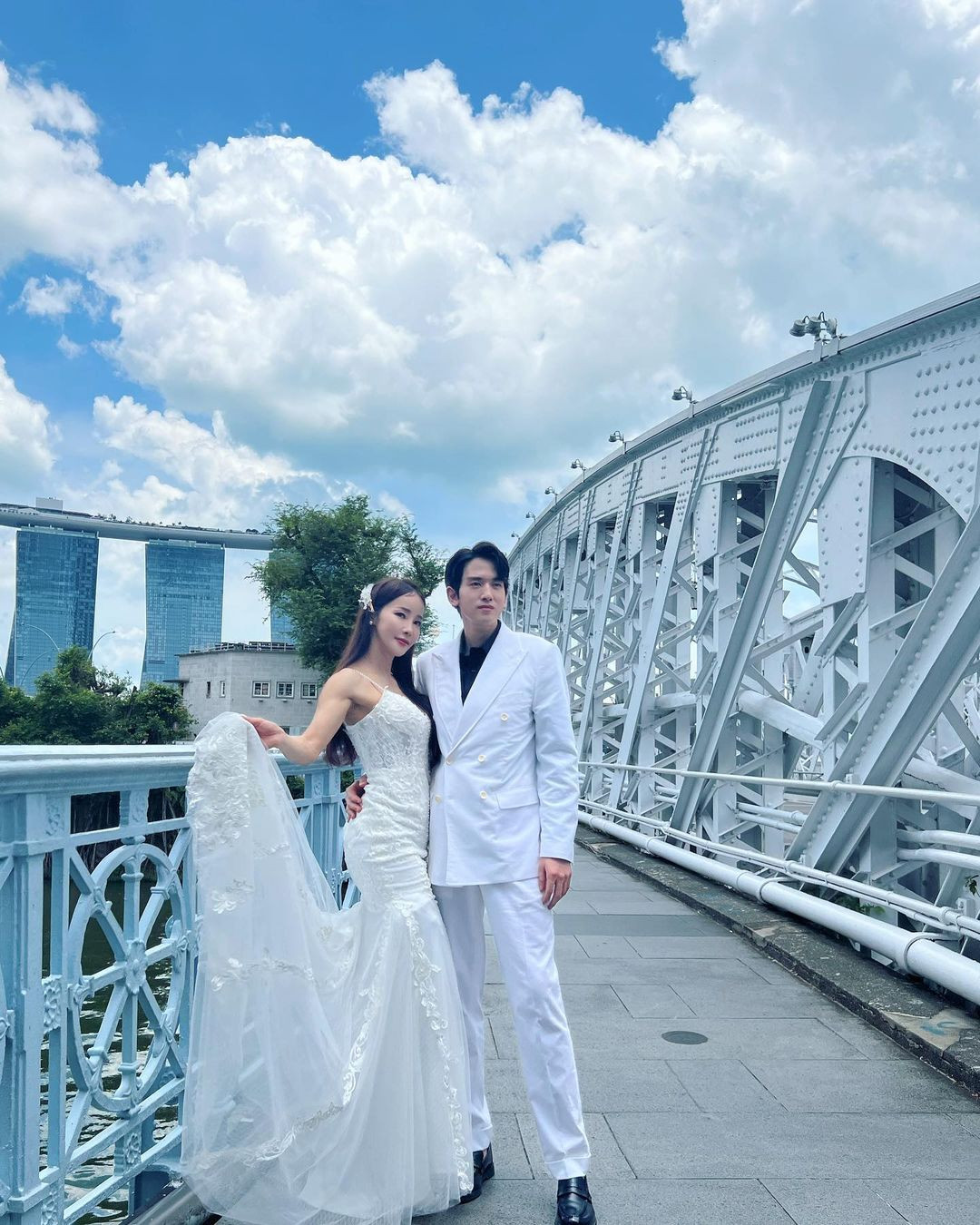 Nữ ca sĩ kiêm vũ công cũng gây chú ý sau khi công bố kết hôn với Ryu Philip, nam ca sĩ kém 17 tuổi. Họ không có con chung, thay vào đó cùng nhau nuôi thú cưng.