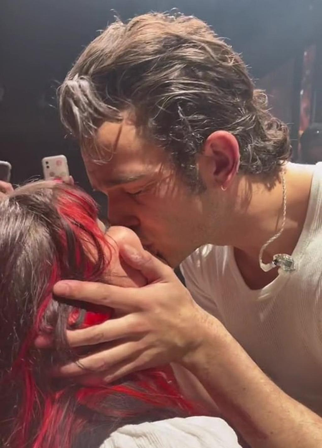Matty Healy có thói quen hôn người lạ trong lúc biểu diễn. Ảnh: TikTok. Matty Healy có thói quen hôn người lạ trong lúc biểu diễn. Ảnh: TikTok.