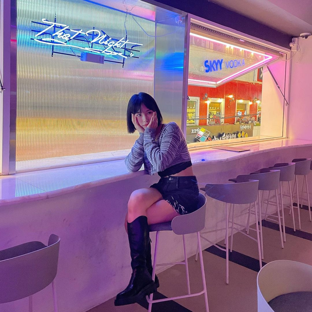 Kim Hae Young ít chia sẻ hình ảnh tập luyện như các đồng đội khác, thay vào đó chủ yếu đăng ảnh đi chơi cùng bạn bè và thú cưng, du lịch.