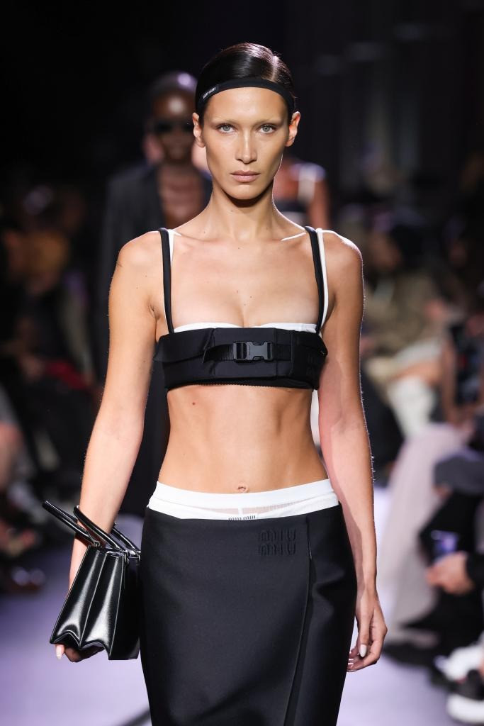 Bella Hadid trong show thời trang Miu Miu. Ảnh: Getty Images.