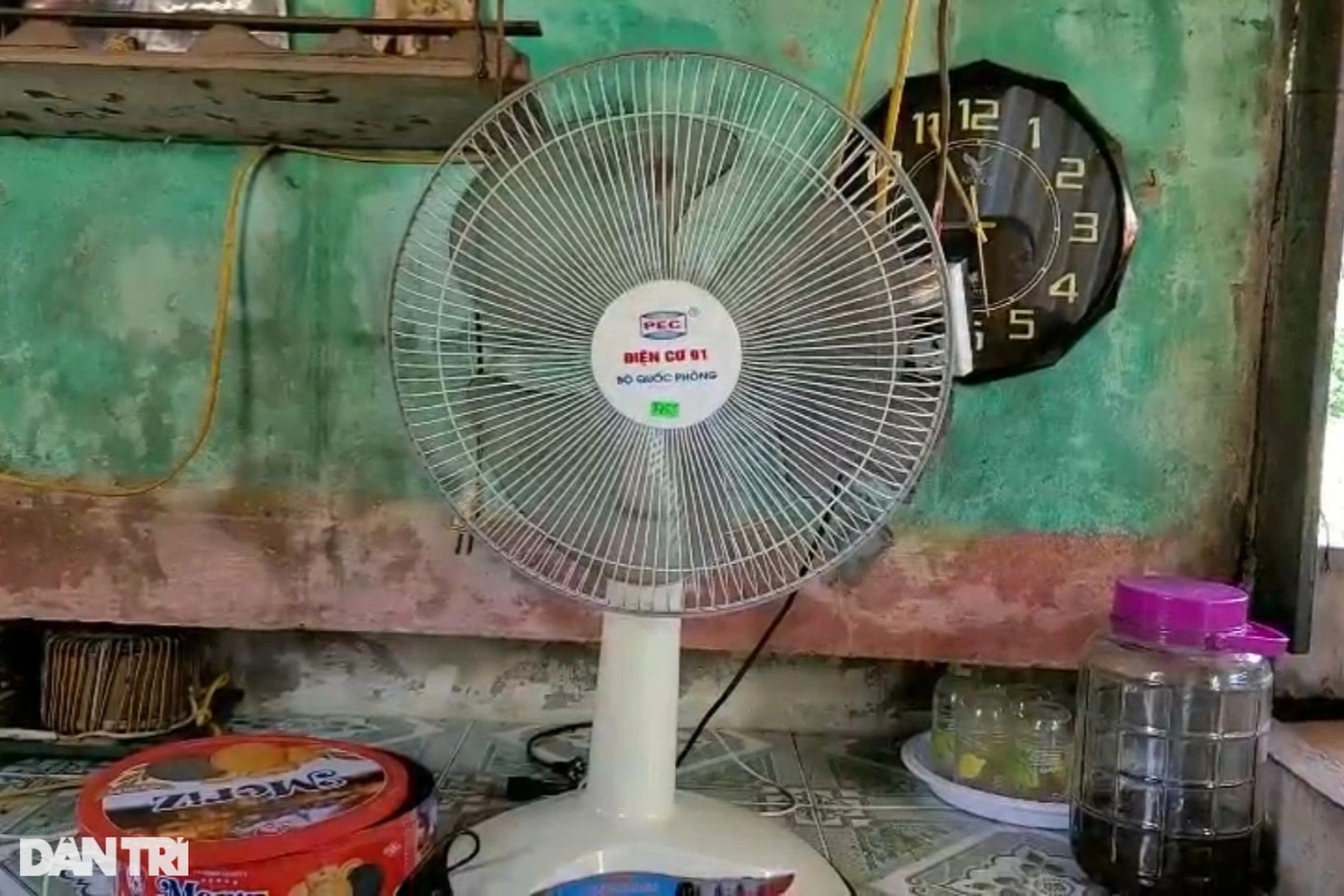 Mỗi tháng, gia đình anh Nguyễn Văn Hùng hết 300.000-400.000 đồng tiền điện nên chiếc quạt chỉ được bật khi thực sự cần thiết (Ảnh Hạnh Linh).