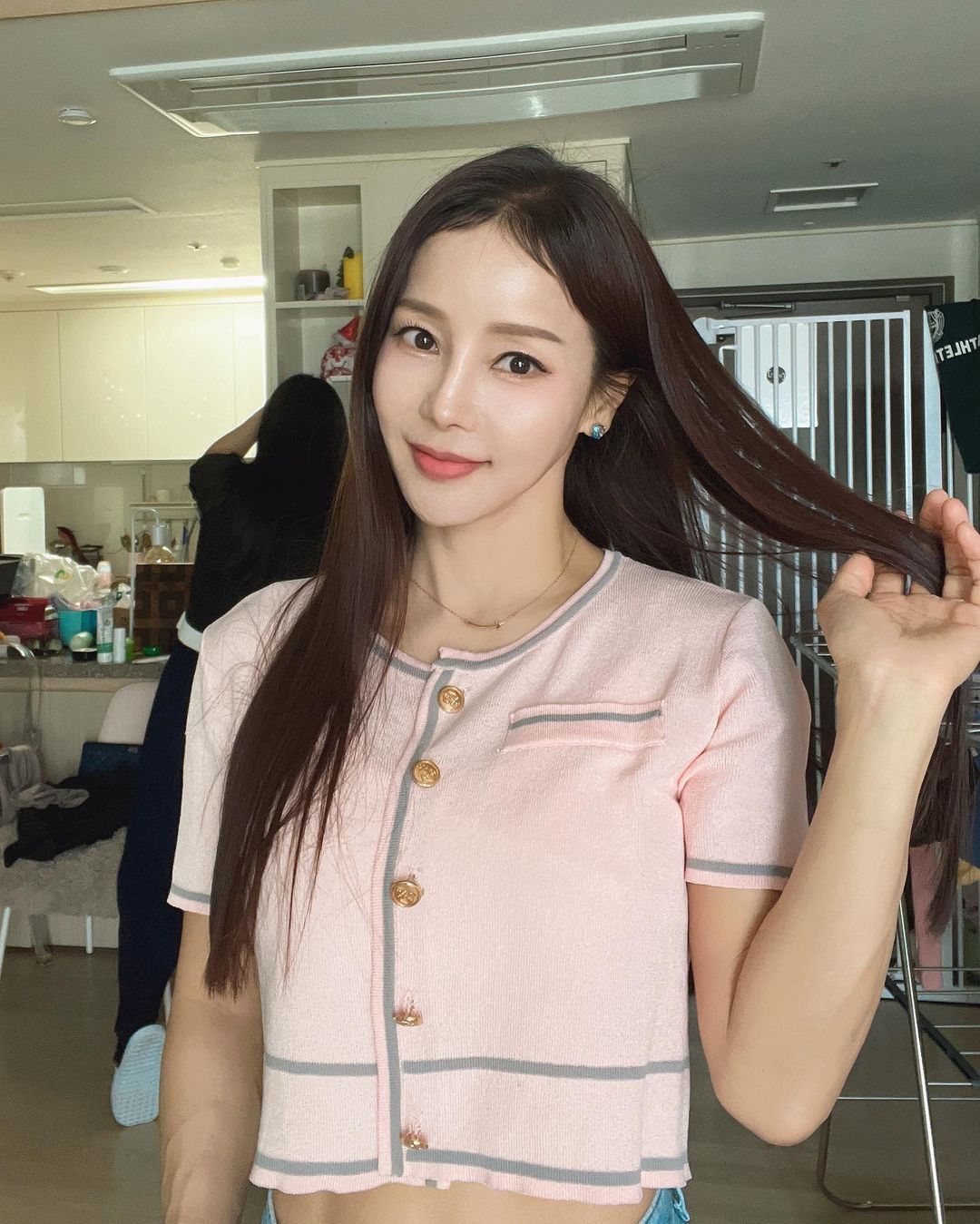 Shim Mina là nữ ca sĩ hoạt động lâu năm trong ngành giải trí Hàn Quốc. Tuy vậy, các sản phẩm âm nhạc của cô không nổi tiếng bằng ngoại hình trẻ trung thách thức tuổi tác. Người đẹp sinh năm 1972 nhưng như mới ngoài 30 tuổi.