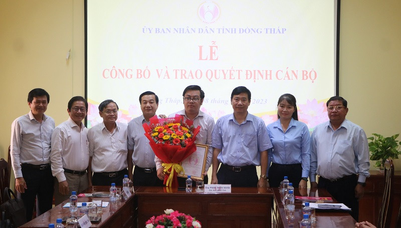 Ông Nguyễn Hồng Phong (thứ 4 từ phải sang) nhận Quyết định bổ nhiệm và hoa chúc mừng của lãnh đạo tỉnh. Ảnh: Báo Đồng Tháp.
