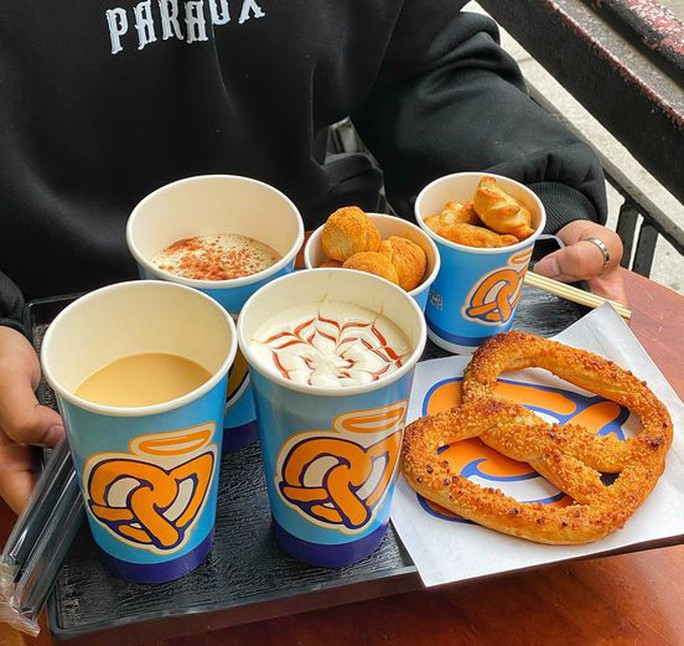 Một số loại bánh và nước uống tại Auntie Anne's. Ảnh: Fanpage Auntie Anne's.