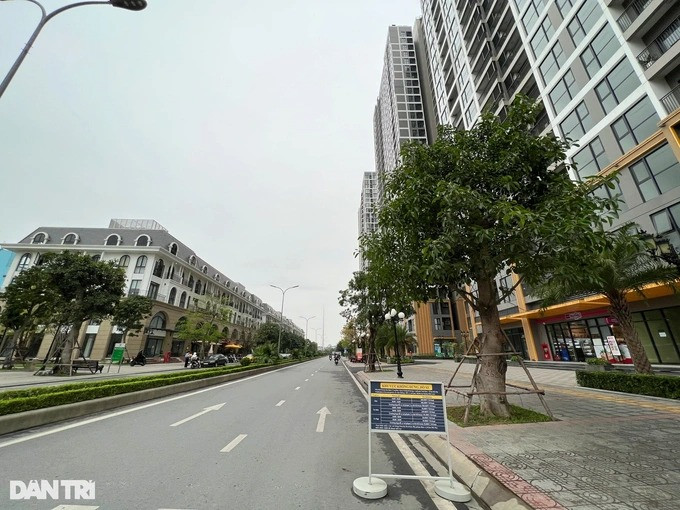 Lối vào một khu chung cư cao cấp. Khu này được trang bị hệ thống máy phát điện dự phòng, người dân không lo cảnh nóng bức vì mất điện (Ảnh: H. A).