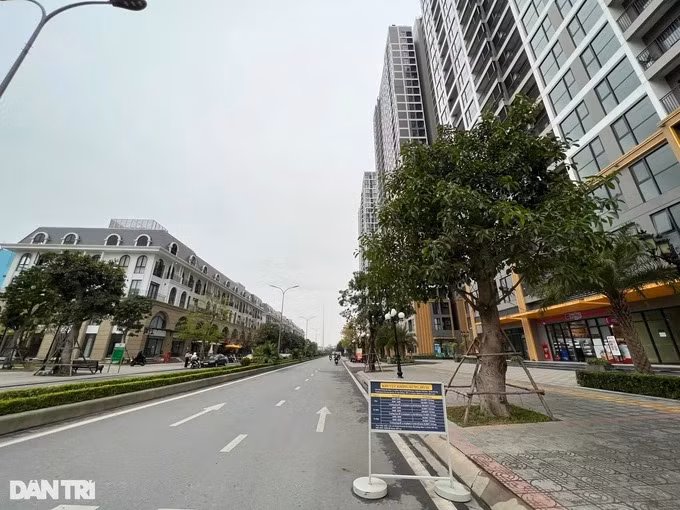 Lối vào một khu chung cư cao cấp. Khu này được trang bị hệ thống máy phát điện dự phòng, người dân không lo cảnh nóng bức vì mất điện (Ảnh: H. A).