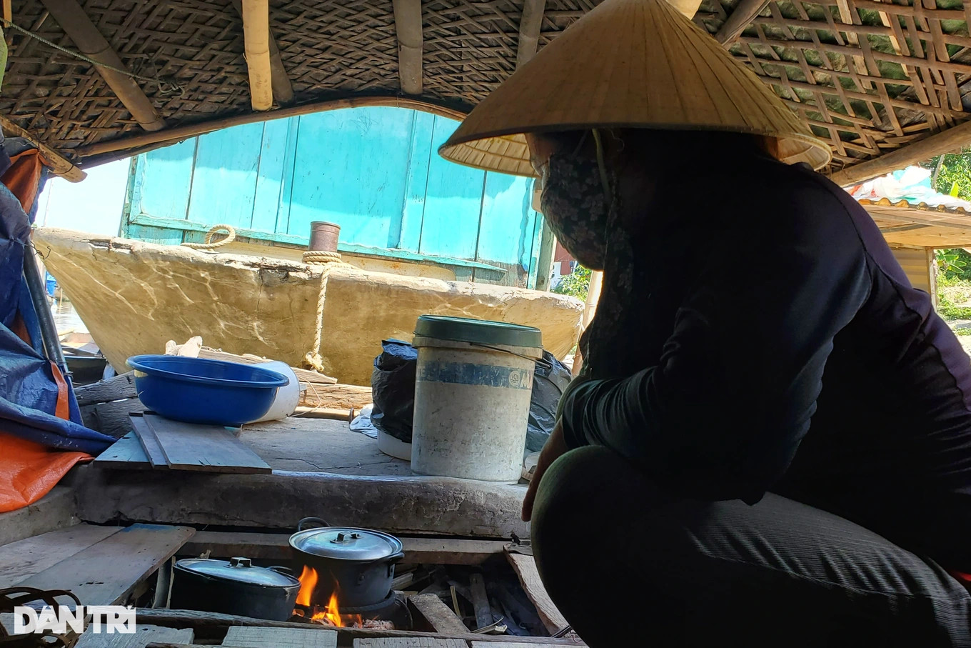 Con thuyền của gia đình chị Nguyễn Thị Cúc nóng hơn khi sử dụng nấu nướng ngay tại thuyền (Ảnh: Hạnh Linh).