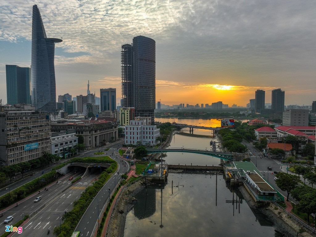 Cống Bến Nghé (quận 1) nằm bất động trong nhiều năm dù đã hoàn thành 97% khối lượng thi công. Cống được lắp cửa van nặng 434 tấn, hình vòng cung chìm 40 m.