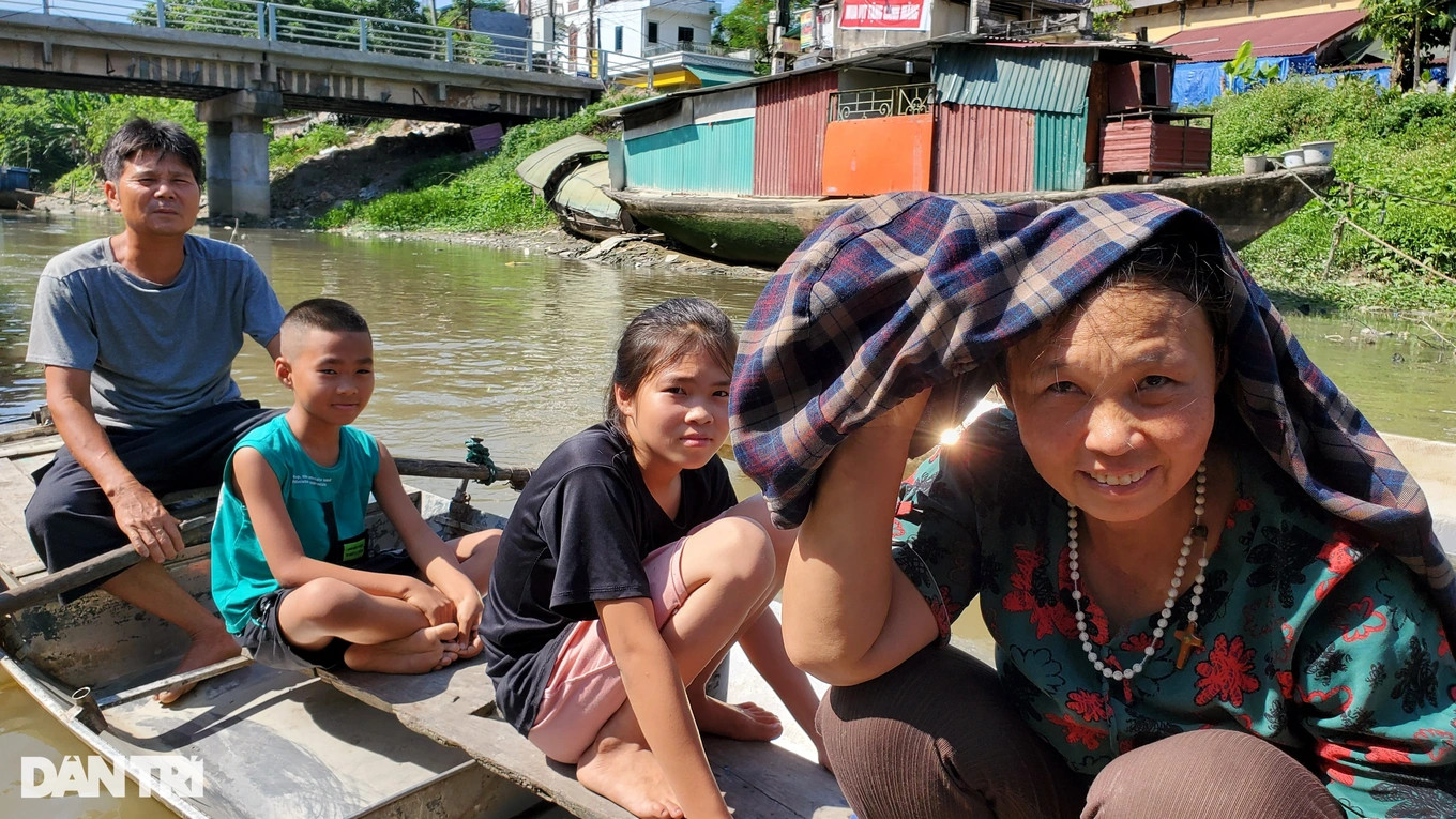 Không chỉ gia đình anh Tuyết mà mọi người dân ở làng chài này đều mong ước sớm được tái định cư lên cạn để cuộc sống vơi đi phần vất vả (Ảnh: Hạnh Linh).