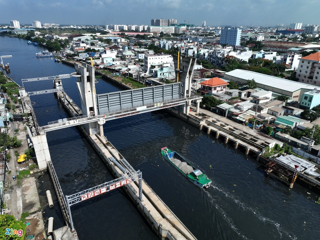 Khi dừng thi công vào tháng 8/2020, cống Phú Định đạt khoảng 88% tiến độ, đã lắp xong cửa van. Cống nằm trên kênh Đôi (quận 8), ngăn triều từ sông Vàm Cỏ Đông và sông Cần Giuộc đổ vào trung tâm thành phố.