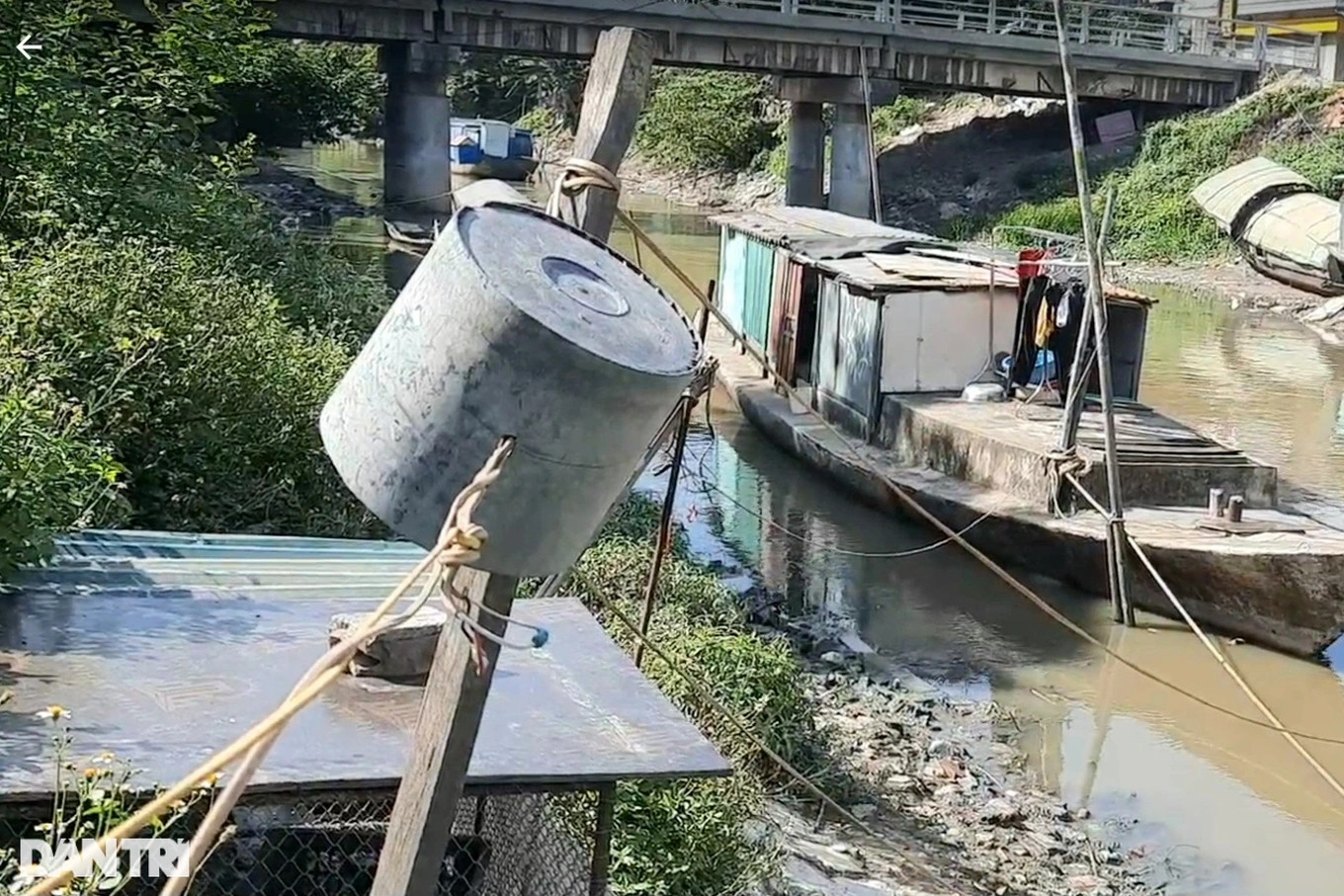 Để có điện dùng, bà con làng chài đã xin mắc nhờ các hộ dân trên cạn (Ảnh Hạnh Linh).