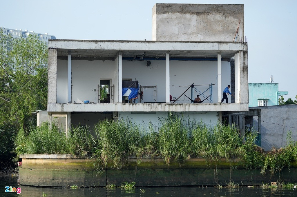 Nhà quản lý cống Phú Định đang xây dựng phải tạm ngưng hơn 2 năm qua. Nơi này hiện có một vài bảo vệ và công nhân trông coi. Hệ thống điện phục vụ vận hành cống cũng chưa hoàn thiện.