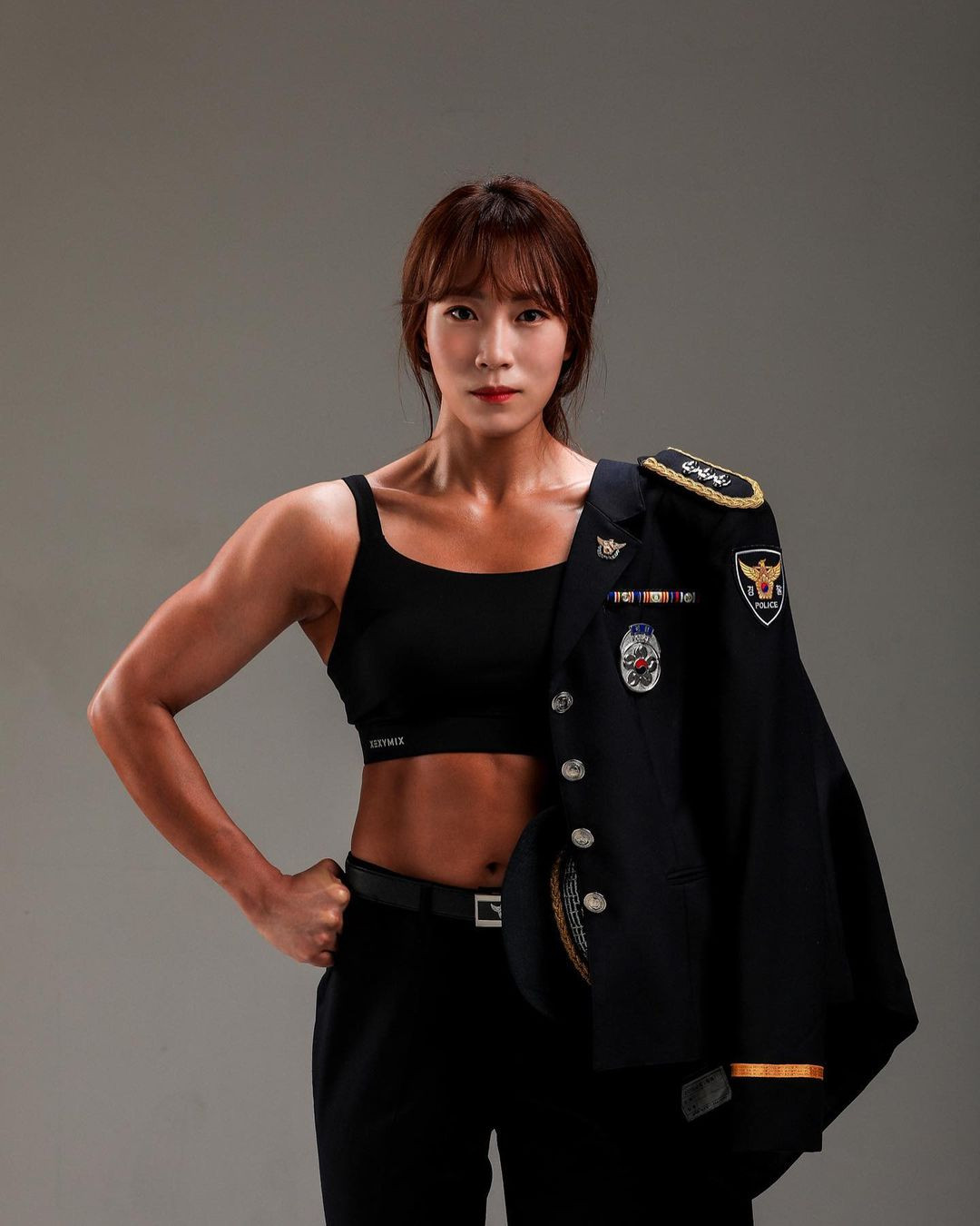 Dew tích cực đăng hình ảnh về cuộc sống hàng ngày trên Instagram hơn. Ngoài công việc cảnh sát, cô từng tham gia cuộc thi người mẫu thể hình và giành chiến thắng.