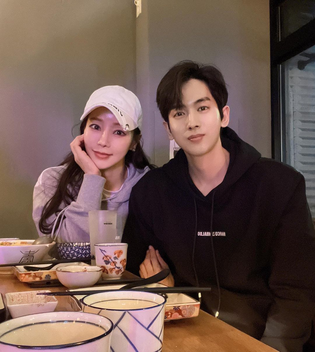 Cặp "cô - cháu" không chênh lệch nhiều về ngoại hình và phong cách thời trang. Mina chia sẻ nhiều ảnh và video ghi lại khoảnh khắc ngọt ngào bên chồng trên trang Instagram cá nhân.