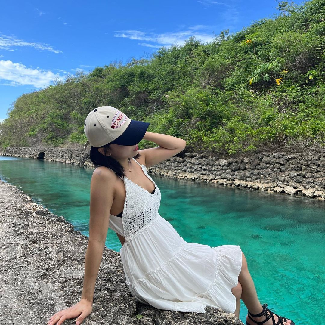 Kim Hae Young ít chia sẻ hình ảnh tập luyện như các đồng đội khác, thay vào đó chủ yếu đăng ảnh đi chơi cùng bạn bè và thú cưng, du lịch.