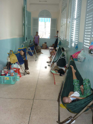 Trẻ mắc hô hấp gia tăng trong thời gian qua do trời mưa nắng thất thường. Ảnh: L.N