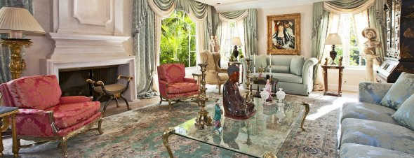 Tuy nhiên, chiếc cột giường mạ vàng trong phòng ngủ liệu có cần thiết không?