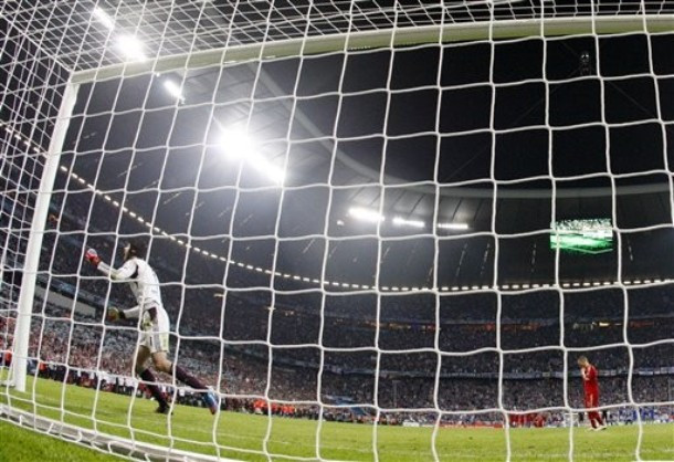 Trong khi Bastian Schweinsteiger đá hỏng quả penalty quyết định...