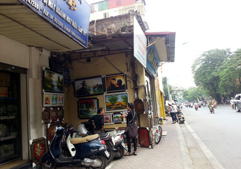 ... hay phố Nguyễn Thái Học cũng một phần do các ngôi nhà nằm trên vỉa hè. Khách đến mua bán, giao dịch đều phải đỗ xe dưới lòng đường. Hay thậm chí một góc vỉa hè trên phố Nguyễn Thái Học còn biến thành phòng tranh mini