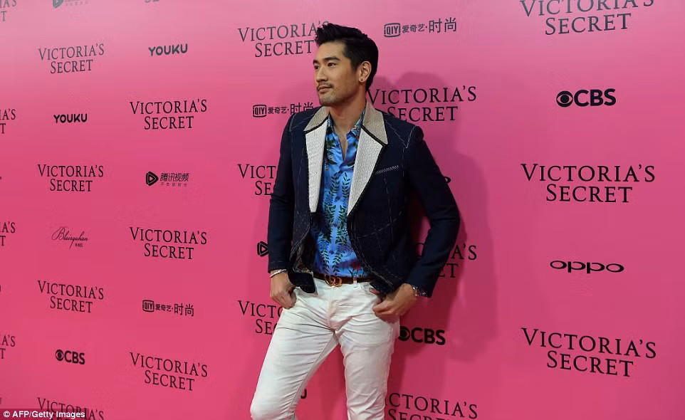 Dàn ‘chân dài’ Victoria’s Secret siêu gợi cảm dự tiệc sau đêm diễn ảnh 23
