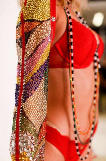 Ngắm mỹ nhân diện nội y Victoria's Secret đính 275.000 viên pha lê Swarovski ảnh 4