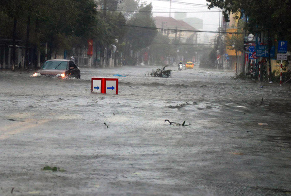 [ẢNH] Bão Damrey thổi bay mái tôn la liệt ở Nha Trang ảnh 8