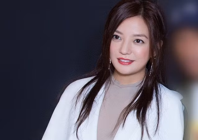 ‘Cô gái mùa đông’ Angelababy sành điệu với loạt túi hiệu đắt đỏ ảnh 12 ‘Cô gái mùa đông’ Angelababy sành điệu với loạt túi hiệu đắt đỏ ảnh 12