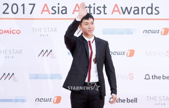 Thảm đỏ 'Asia Artist Awards': Kim Hee Sun lộng lẫy lấn át dàn mỹ nhân trẻ ảnh 2